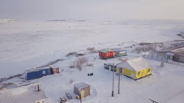 Widok Powietrza Pokrytego Śniegiem Małego Miasteczka Budynkami Drzewami Białym Krajobrazem — Wideo stockowe