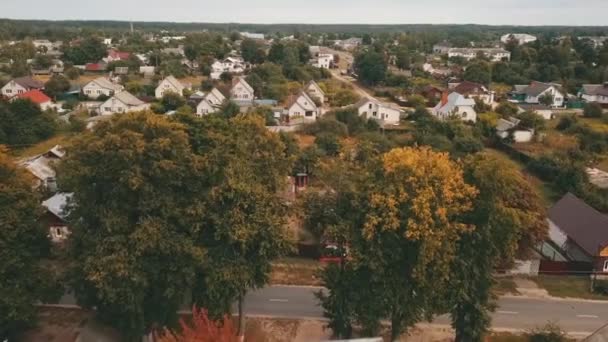 Ein Überblick Über Eine Wohngemeinschaft Mit Üppigen Bäumen Häusern Und — Stockvideo