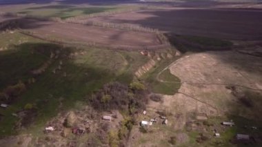 Bereketli ağaçların ve otların bulunduğu doğal bir vadi manzarası, yemyeşil bir manzara yaratıyor. Manzara bitki hayatıyla dolu, bu da onu pitoresk bir çayır yapıyor.
