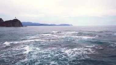 Tekne, gölün engin manzarasıyla çevrili sakin sularda huzur içinde yüzüyor. Gökyüzü ufukla buluşur ve huzurlu bir ortam yaratır.