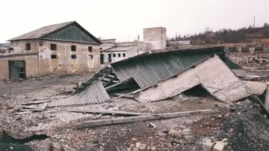 Çökmüş çatıları ve molozları olan terk edilmiş bir fabrikanın hava görüntüleri. Endüstriyel alanın çürümesi ve terk edilmesi ıssız topraklarda açıkça görülür.