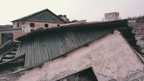 Starobylá Budova Zhroucenou Střechou Vystavena Obloze Jeho Kompozitní Materiálová Střecha — Stock video