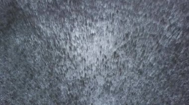 Hava ve yakın çekim çekimleri şelaleleri su sıçratan, taşan kayalar ve akan yeşilliklerle çok güzel gösteriyor. Gri halı dokusuna yakın plan da dahil olmak üzere, sakin doğa ayrıntılarıyla kaydedildi.