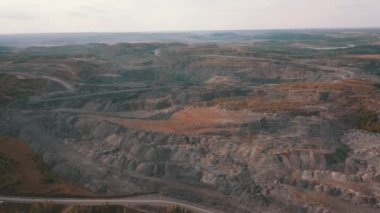 Toprak katmanları ve ekipmanlarıyla Openpit madenciliği. Anahtar sözcükler hava, kazı, mineraller, makineler, teknoloji