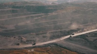 Geniş maden alanı, açıklık ortamında ağır makineleri gösteren havadan görüntülenir.