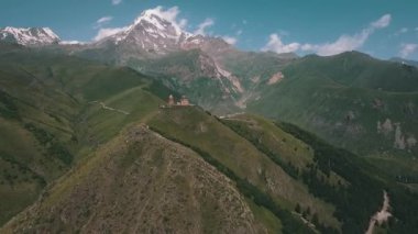 Sersemletici hava görüntüleri, dağlardaki kilise ve kaleleri yakalıyor. Görkemli manzara, yemyeşil ve yüksek zirveleriyle, doğal güzelliğiyle izleyicileri büyülüyor.