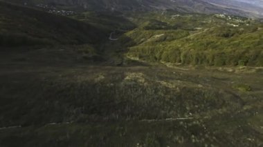 Nefes kesen deneyimler, gür, canlı bir vadinin nefes kesici hava manzarası, dolambaçlı patikalar ve zengin yapraklar içerir.