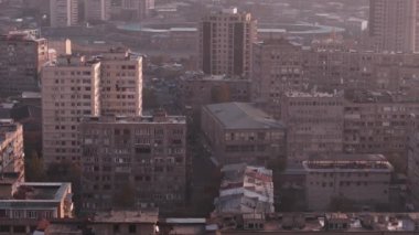 Günbatımında yoğun nüfuslu bir şehir bölgesinin Ermeni Erivan Havacılık manzarası, şehir yaşamını ve çeşitli mimariyi gözler önüne seriyor. 