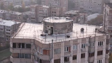 Şehir manzarasına karşı eşsiz ve göz alıcı yuvarlak bir yapı sergileyen Ermeni çarpıcı çatı manzarası