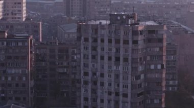 Bu büyüleyici iYerevan büyücüsü, genişleyen bir şehre karşı, kentsel bozulmaya karşı harap bir yükseliş sergiliyor.