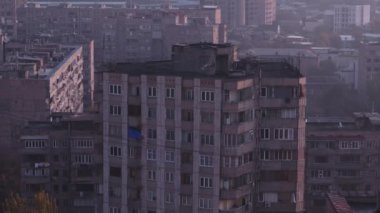 Teevan. Gökyüzünden Ermenistan - Şaşılası bir hava manzarası alacakaranlıkta şehir binaları, canlı bir şehrin geceye dönüşmesini gösteriyor