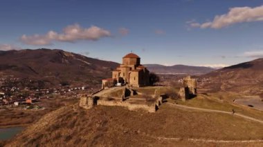 Djvari Mtskheta Georgia. Hava manzarası, çarpıcı bir manzarayla çevrili, yemyeşil bir tepedeki tarihi bir kiliseyi gözler önüne seriyor.