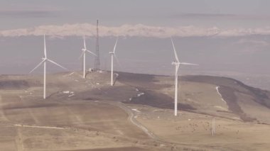 Gürcistan 'daki güzel bir manzarada rüzgar türbinlerinin hava manzarası, HDR 4K' yı sersemletiyor.