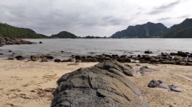 Tayland 'da güzel kayalık bir sahil şeridiyle sakin bir sahneyi gösteren hava görüntüsü.