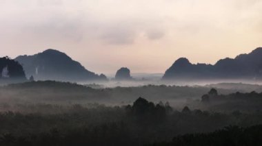 Tayland manzaralı dağların ve sisli vadilerin hava manzarası doğal güzellikleri gözler önüne seriyor..