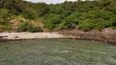 Havadan bakıldığında Tayland 'ın yemyeşil yeşillikleriyle çevrili sakin bir sahil, bir cennet görünüyor.