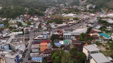 Phuket Town 'un hava görüntüsü kentsel büyümeyi ve yoğun trafiği gösteriyor.
