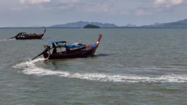 Phuket Tayland 01.02.2025. Tayland 'da sakin sularda yüzen balıkçı teknelerinin hava manzarası, kıyı manzarası.