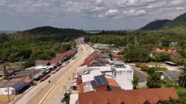 Yolları, binaları ve yemyeşil yeşillikleri olan güzel Tayland manzarası.