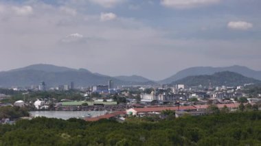 Tayland 'ın canlı kentsel manzarasını ihtişamlı bir dağ zeminiyle vurgulayan hava aracı görüntüsü