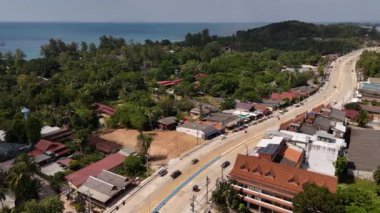 Tayland 'da yeşil ve okyanusla çevrili güzel bir kıyı yolunun havadan görünüşü.