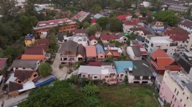 Phuket 'te canlı bir yerleşim bölgesinin insansız hava aracı çekimi, çeşitli mimari sergileniyor..