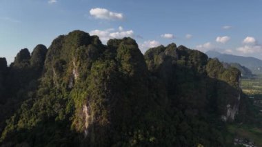 Tayland 'daki engebeli dağ arazisini ve yemyeşil yeşillikleri gösteren hava manzarası.