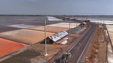 Tayland 'da canlı tuz tavalarının insansız hava aracı görüntüsü çeşitli renkler sergiliyor..