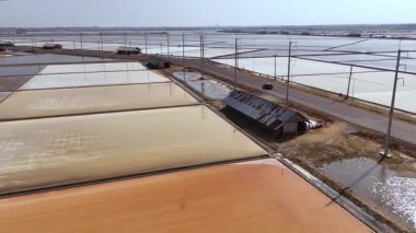 Tayland 'da geniş tuz tavalarının hava görüntüsü canlı renkler ve dokular sergiliyor.