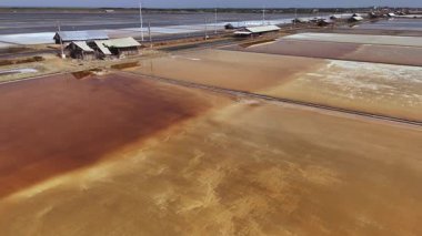 Bir hava görüntüsü Tayland 'ın büyüleyici güzelliğini gösteriyor. Tuz düzlükleri ve işlenmiş binalar.