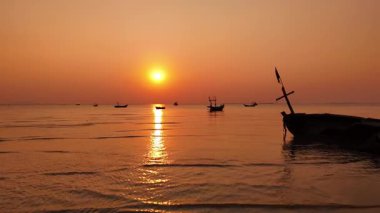 Tayland 'ın sakin sularında sakin bir gün batımının manzarası..