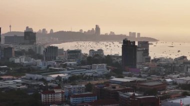 Pattaya, Tayland 'ın çarpıcı insansız hava aracı görüntüsü, ufuk çizgisini ve muhteşem kıyı şeridini gösteriyor.