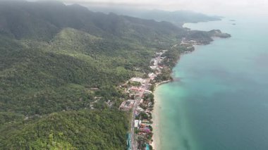 Tayland 'da dağlarla çevrili bir kıyı kasabasının havadan görünüşü .