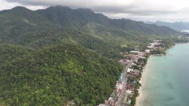 İnsansız hava aracı görüntülerinde Tayland 'da dağlarla çevrili pitoresk bir kıyı kasabası görülüyor.