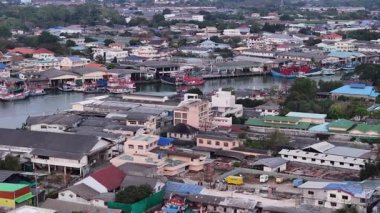 Göz kamaştırıcı bir drone, güzel rıhtım binaları ve çeşitli teknelerin sergilendiği şehir manzarası yakaladı.