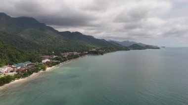 Bu hava manzarası Tayland 'ın çarpıcı kıyı şeridini görkemli dağları ve sakin plajı gösteriyor.
