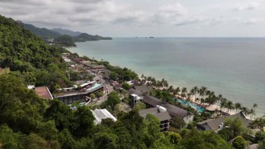 Tayland 'daki kıyı manzarasının insansız hava aracı görüntüsünde dağlar ve sakin sular yer almaktadır..