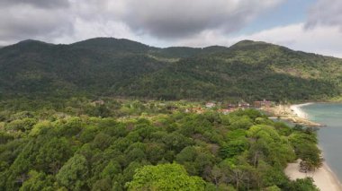 Tayland 'ın çeşitli manzaralarının, dağların ve kıyı şeridinin hava dj' si..