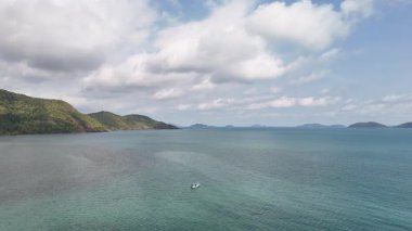 İnsansız hava aracı görüntüleri, açık mavi suları ve yuvarlanan tepeleriyle Tayland kıyılarını gösteriyor