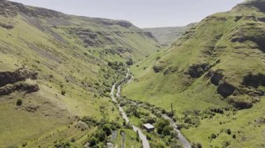 Yeşil tepelerin ve güzel Georgia 'daki dolambaçlı nehrin çarpıcı HDR görüntüsü.