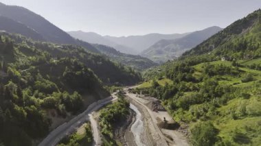 Gürcistan 'ın çarpıcı hava manzarası, yemyeşil dağlar ve sarmal nehir HDR 4K' da ele geçirildi.