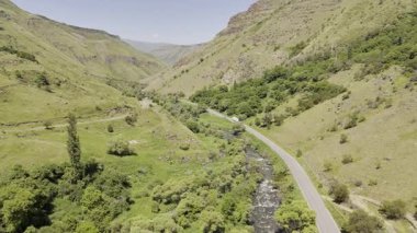Çarpıcı bir insansız hava aracı görüntüsü kıvrımlı bir nehir ve yemyeşil yemyeşil bir Georgia vadisini yakalıyor.