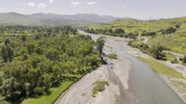 Bir HDR hava görüntüsü, Gürcistan 'ın yemyeşil yeşilliklerinden akan dolambaçlı bir nehri gösteriyor.