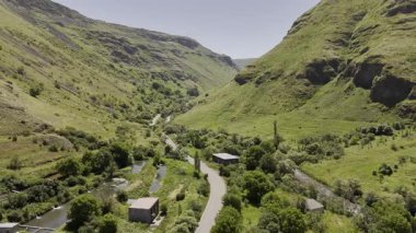 Gürcistan 'da dolambaçlı bir nehri olan yemyeşil bir vadinin çarpıcı HDR insansız hava aracı görüntüsü.