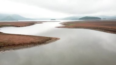 Havadan bakıldığında Rusya 'daki kıvrımlı nehirler ve durgun göller çeşitli doğal manzaraları vurguluyor.