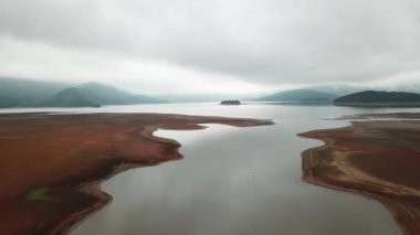 Göz kamaştırıcı bir dron atışı, sakin sular ve pitoresk uzak adalarla Rusya 'nın yemyeşil sularını vurguluyor.