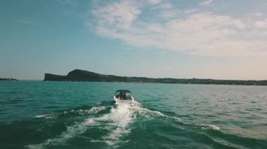 İnsansız hava aracı görüntüleri, sakin sularda süzülen çarpıcı bir tekneyi yakalıyor.