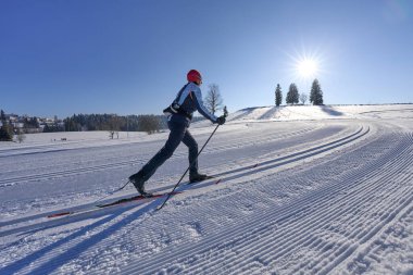 Avusturya, Vorarlberg yakınlarındaki Bregenz Orman Dağları 'nda kayak yapan bir kadın.