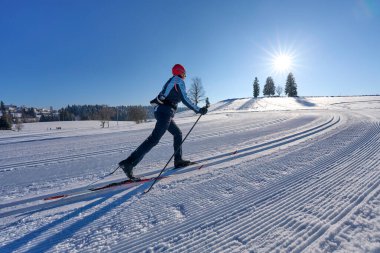 Avusturya, Vorarlberg yakınlarındaki Bregenz Orman Dağları 'nda kayak yapan bir kadın.