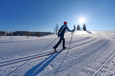 Avusturya, Vorarlberg yakınlarındaki Bregenz Orman Dağları 'nda kayak yapan bir kadın.